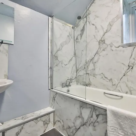 April Disc - Long - Contractors Apartman Bristol