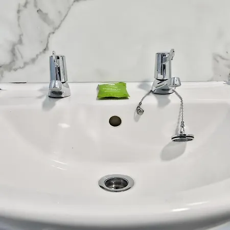 April Disc - Long - Contractors Apartamento Bristol