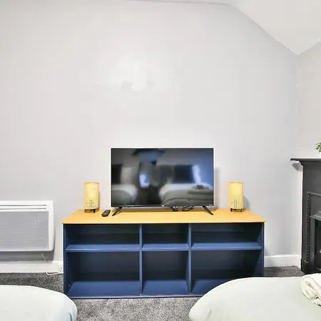 April Disc - Long - Contractors Apartamento Bristol